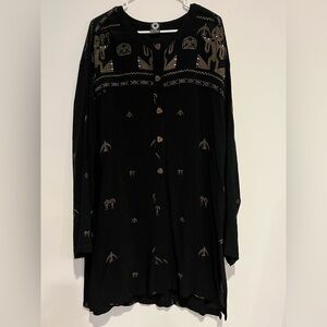 Kitavi Tunic Long Sleeve Wood Buttons Ethnic Print